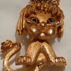 Vintage Gold-tone Lion Brooch with Green Eyes Signed Mandle